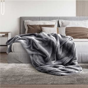 (Ew)Mon chateau faux fur queen blanket